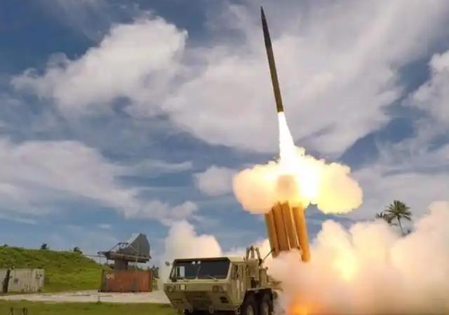 沙特“挨了打”，为何不下场？沙特这些年买了不少顶尖军事装备，从美国那里弄来战斗