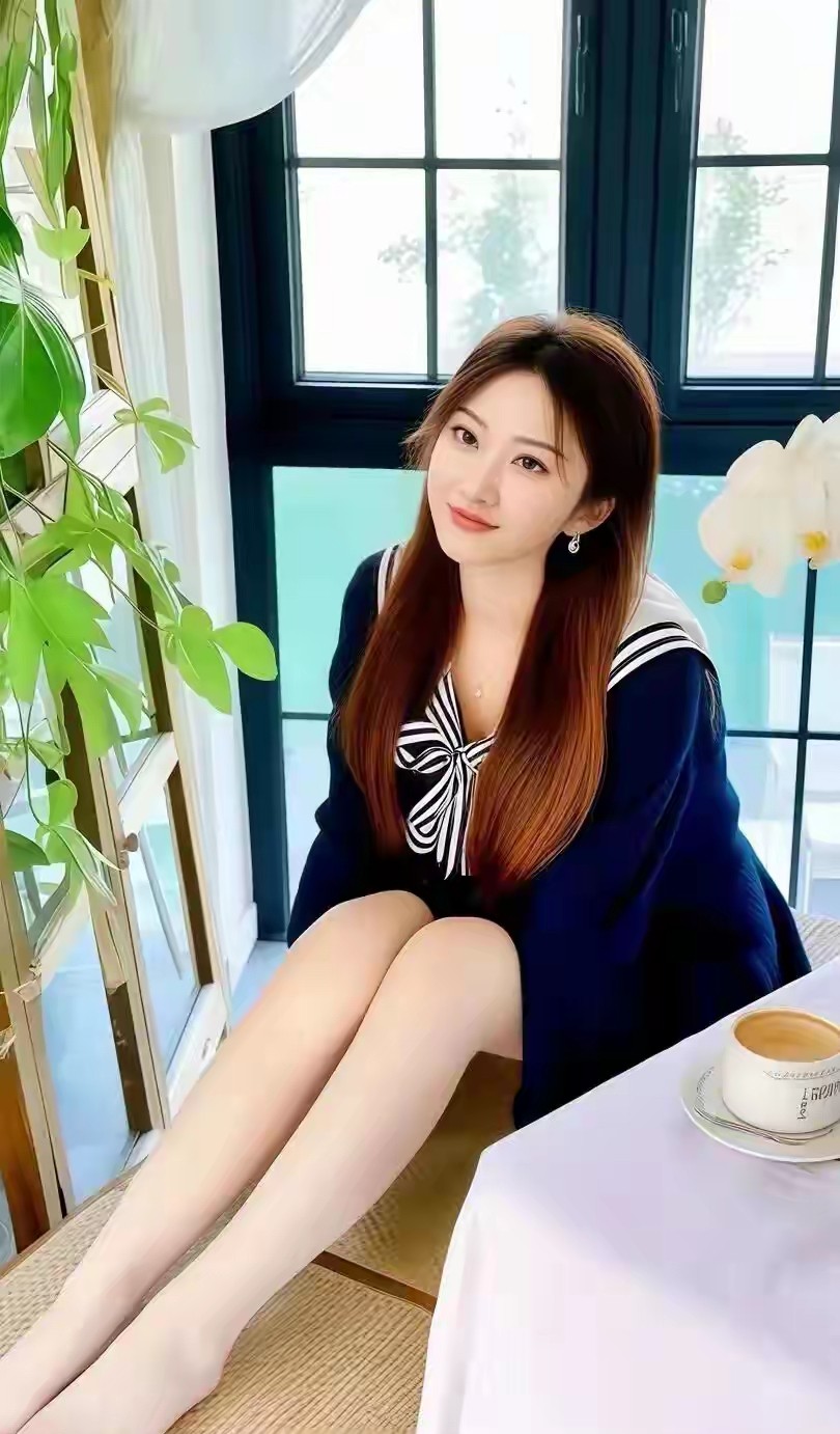 景甜最新写真曝光，状态好到让人惊叹。香槟色长裙勾勒出优雅气质，牛仔套装又展现俏皮