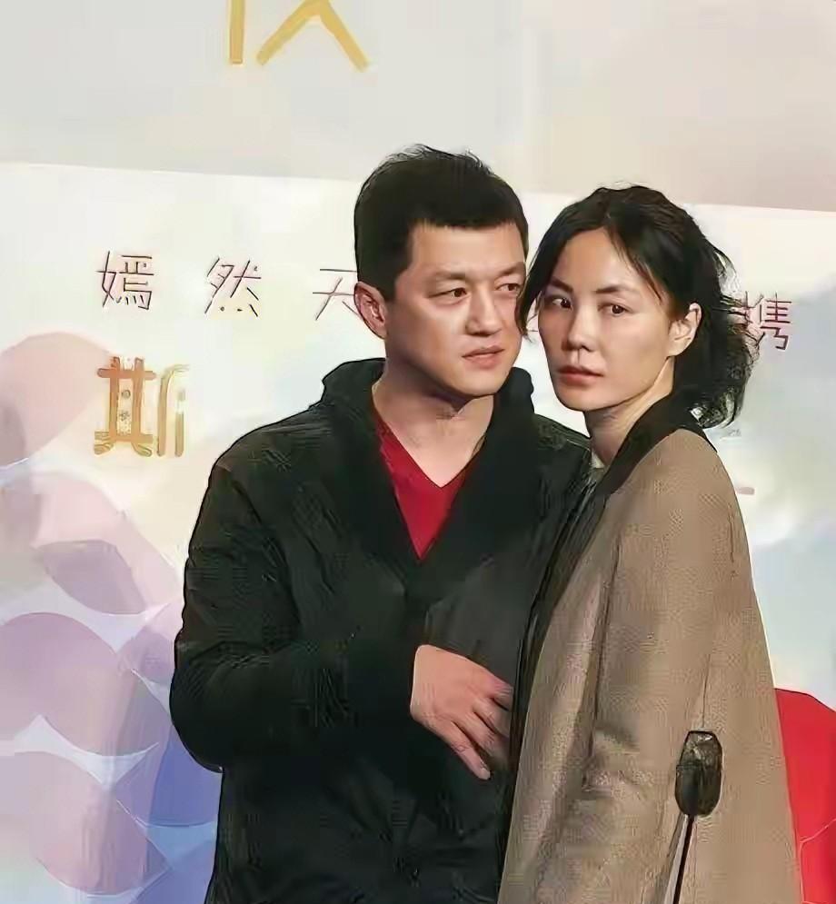 当年狗仔镜头里王菲的憔悴，根本不是婚姻失败的证据。那是她亲手给自己戴上的另一枚