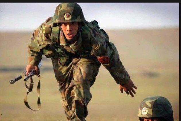 同样是一身疙瘩肉，当兵的小伙子和健身房练出来的，看着就是不一样。军人的肌肉，