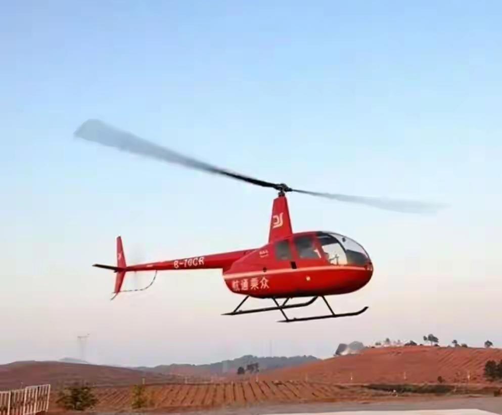 开直升机回家探亲低空经济发展迅猛2025年的最后一天，来自湖南永州的陈先生