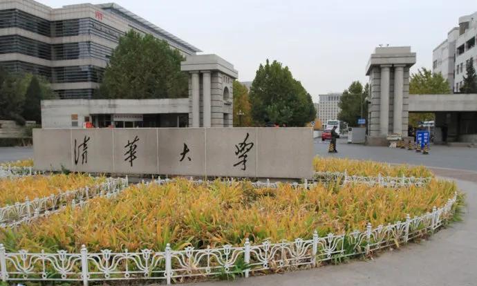 遍地大学生的时代，除了顶尖大学，大学学历成了鸡肋，食之无味弃之可惜。现在的大学