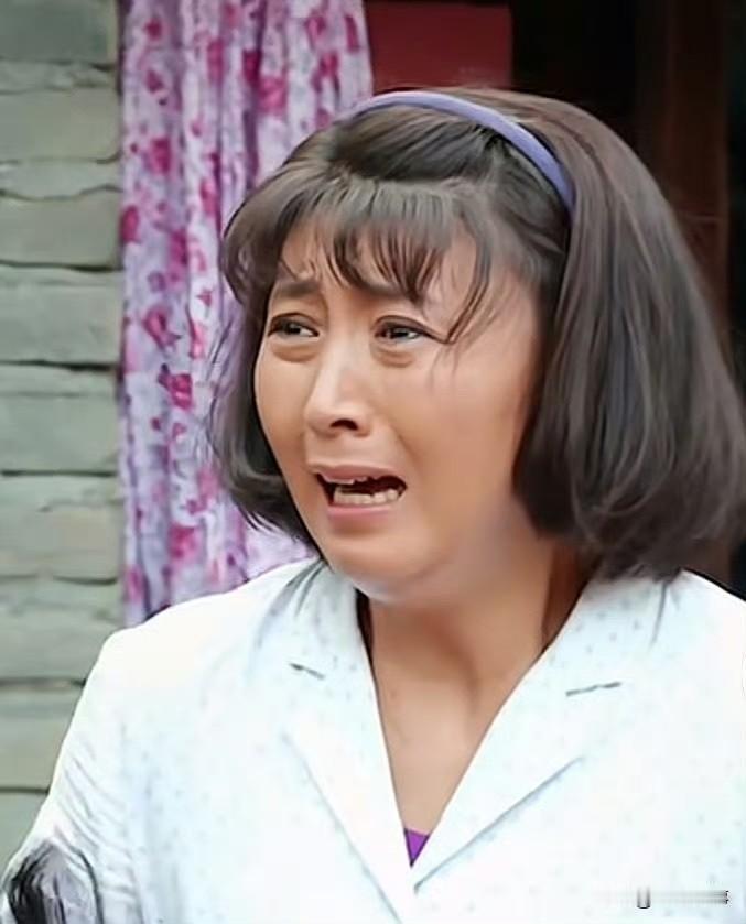 闫学晶直播哭穷翻车后，最睡不着觉的恐怕是她那两个弟弟了。弟弟闫国柱靠着姐姐搭起