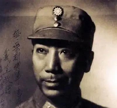1949年，国民党交通警察总队长周伟龙站在军营的操场上，看着底下三万多号士兵，武