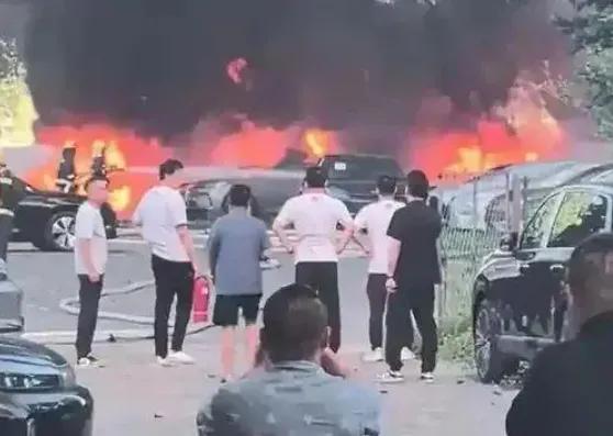 一把打火机，烧没20辆新车！这事儿就发生在大连。一位74岁的大爷，觉得路边杨