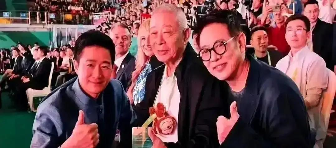 李连杰十五天拍完一部武侠片，吴京掏三亿给他兜底。消息一出我直接愣住，十五天够我