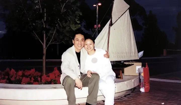 一次张艺谋难得在家，摸着儿子张壹男的头问：“长这么高了啊，上几年级了？”张壹男无