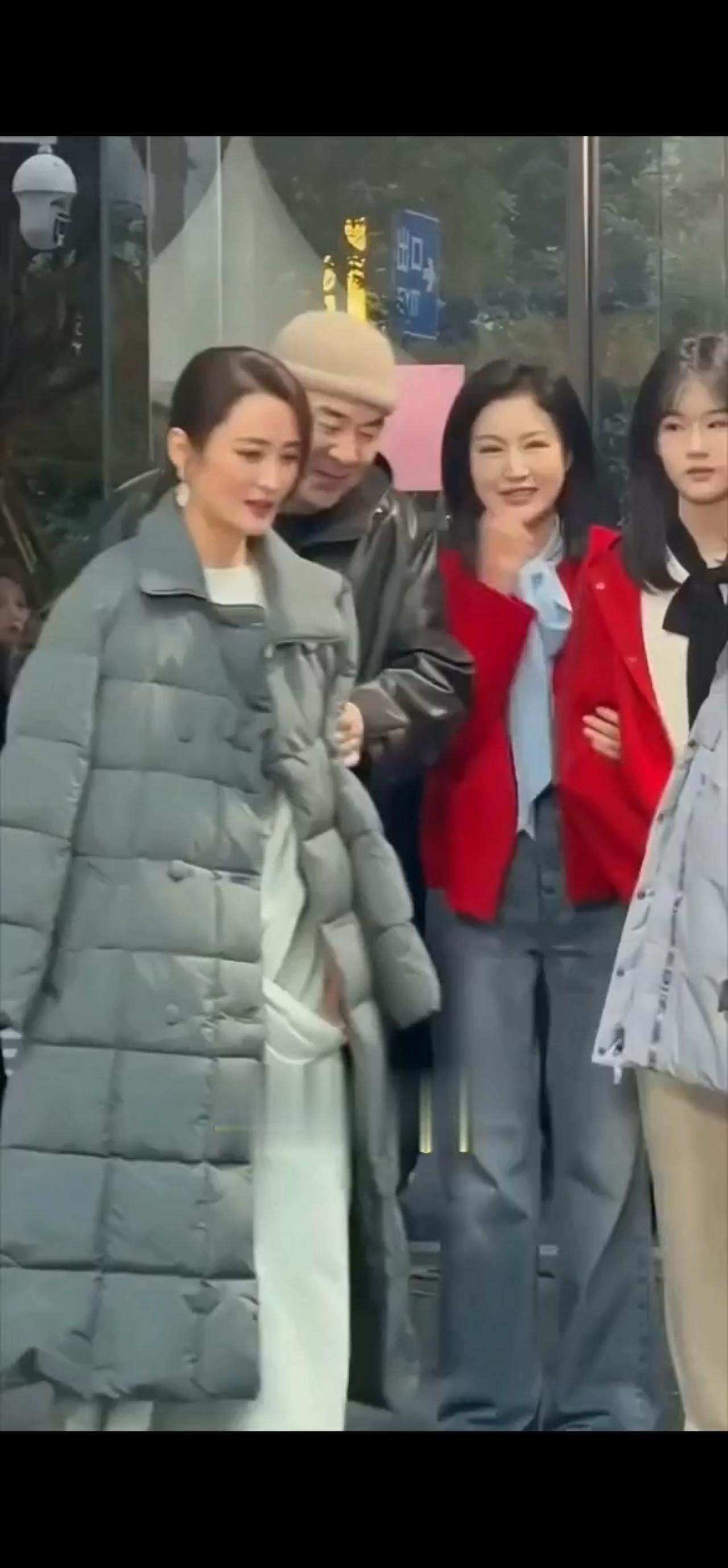 蒋勤勤哪怕随便披个灰色大羽绒服也比穿着明艳红毛衣的鲍蕾好看啊！勤勤姐真的是拥有毋