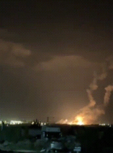 现场曝光：以色列防空导弹空中掉头，击中自己弹药库，引发巨大殉爆伊朗导弹对以色列