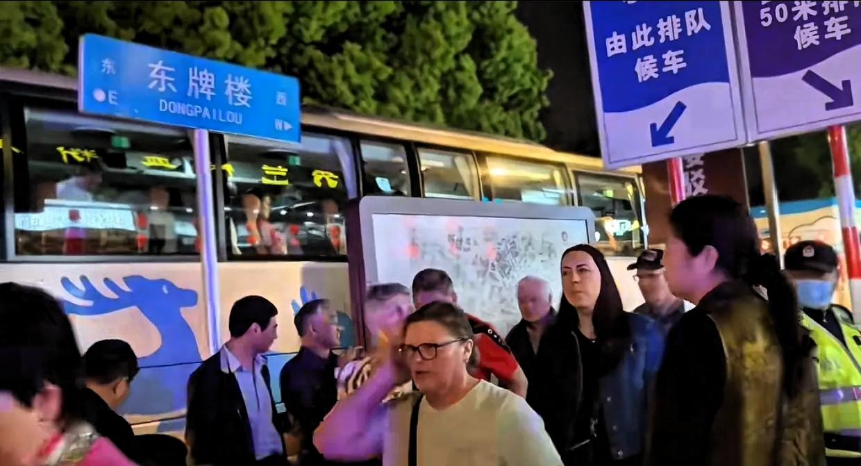 近日，一位女网友发视频吐槽：她们跟团去南京夫子庙游玩，为了缓解附近交通拥堵，所有