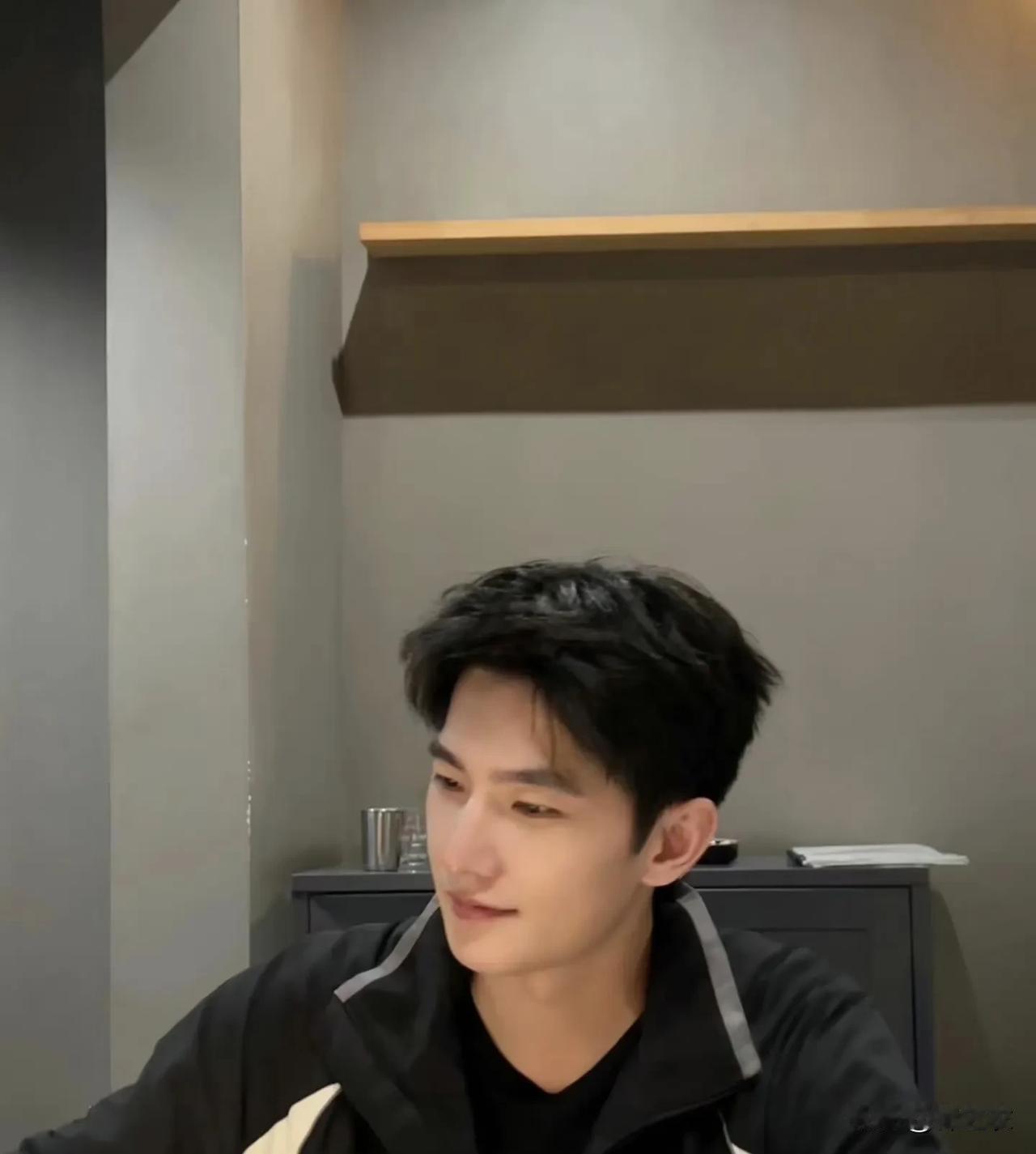 杨洋即便是谈恋爱，粉丝应该也不会生气的吧，毕竟他现在34了，该谈了。就像于途
