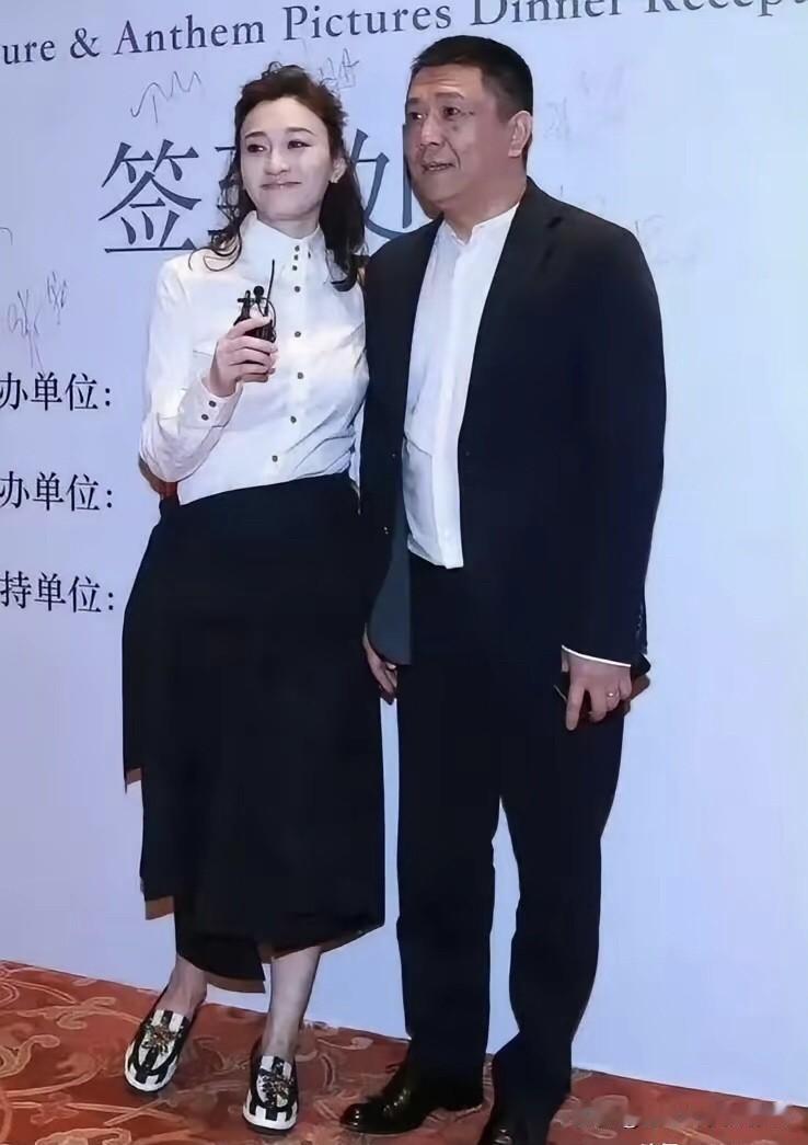 李小冉跟丈夫徐佳宁的合影里可以看出，李小冉不是传统意义上的美女，颜值看着没有徐梵