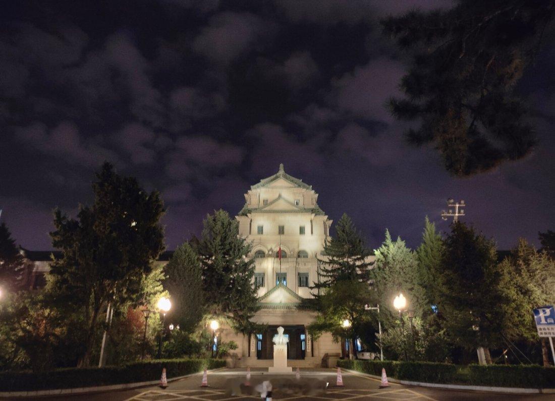 夜探吉林大学白求恩医学部！吉大这个大楼是伪满时期的司法部旧址。当年日本人选择长春