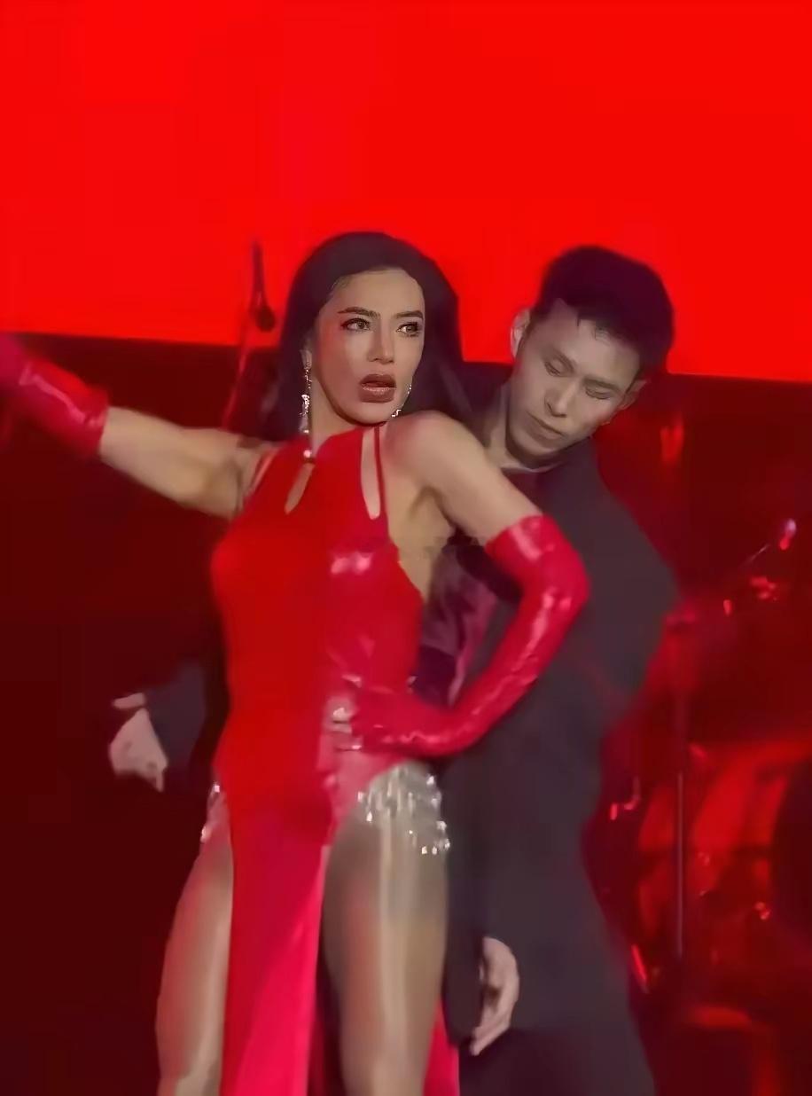 江映蓉音乐节一身黑皮连体衣热舞，腰胯动作猛到观众尖叫。有人翻出张靓颖巡演同款火辣