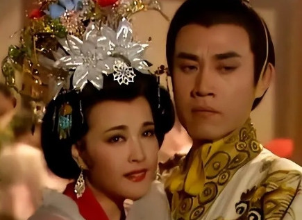 公元700年，张昌宗将77岁武则天折腾的筋疲力尽，彻底睡熟后，他鬼鬼祟祟地走到隔