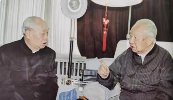晚年华国锋与汪东兴罕见合影：两个改变时代的老人，坐在一起却静得让人心疼大家平