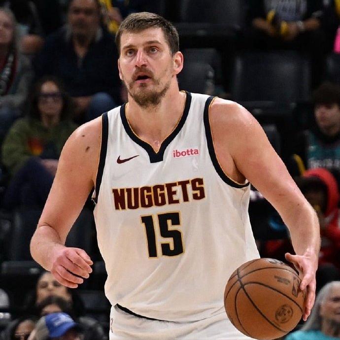 失误爆炸！约基奇“准四双”数据：29分14板9助10失误！在约基奇的带领下，