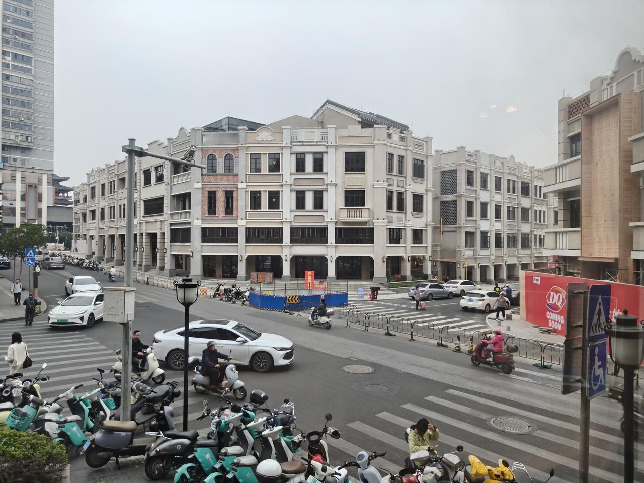 广西省会南宁，市中心的解放路，经过整整十年煎熬，终于快修好了，拆旧建旧，整体还是