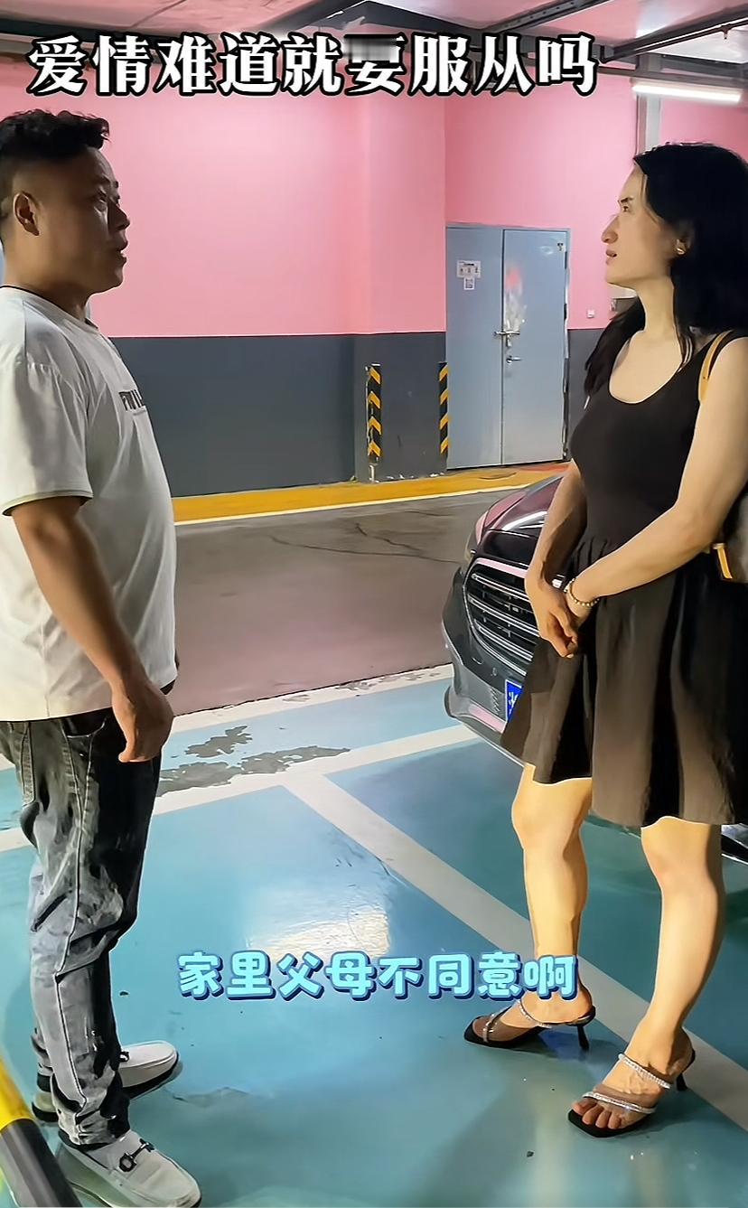 雅典娜在车库里与男孩争辩当上门女婿一事，她与男方说，我给你提供房车，还给你彩礼，
