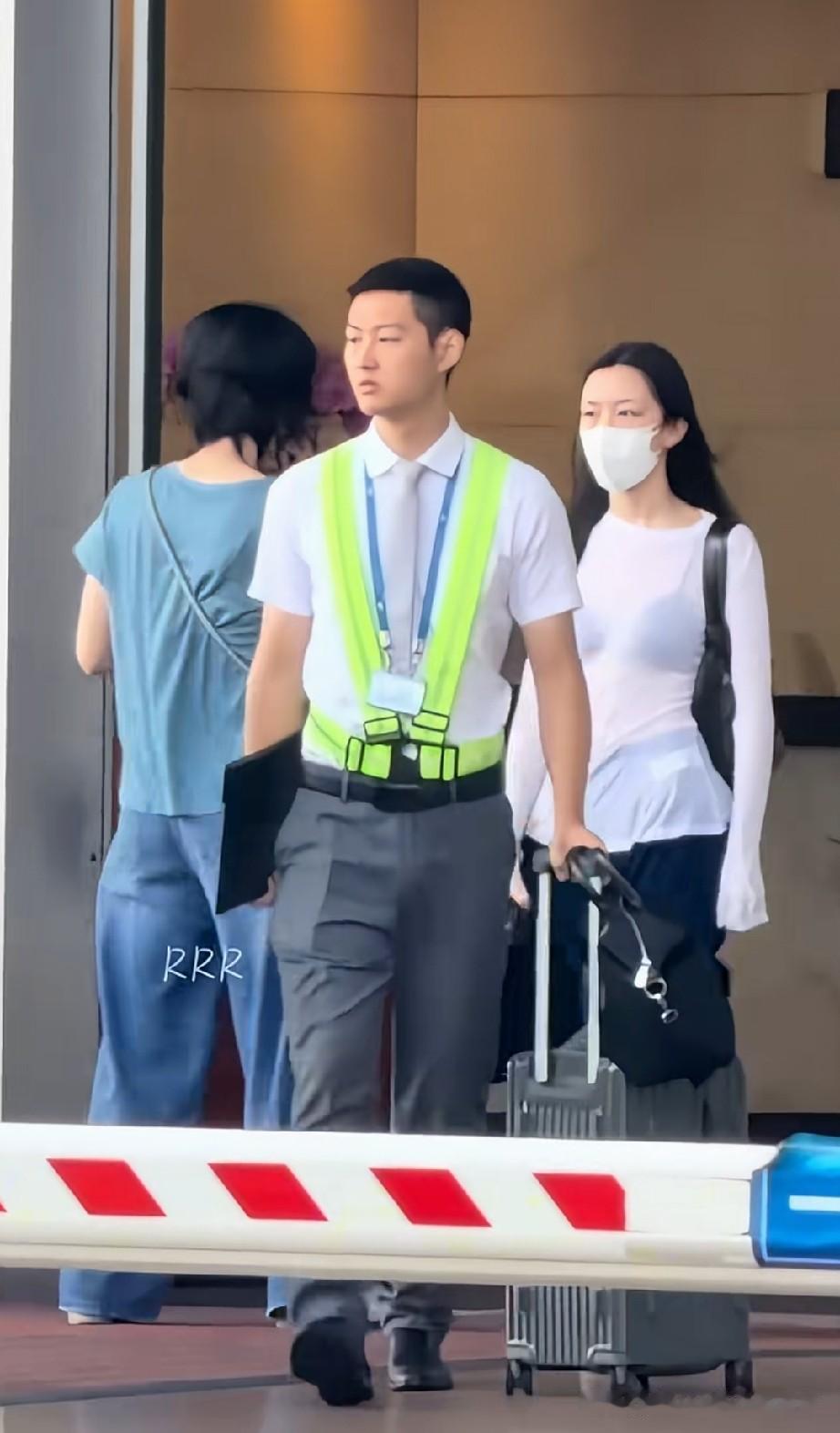 王菲大理之行的松弛感真相：不靠男人兜底，懂得把琐事交给专业的人，李嫣自信的底气来