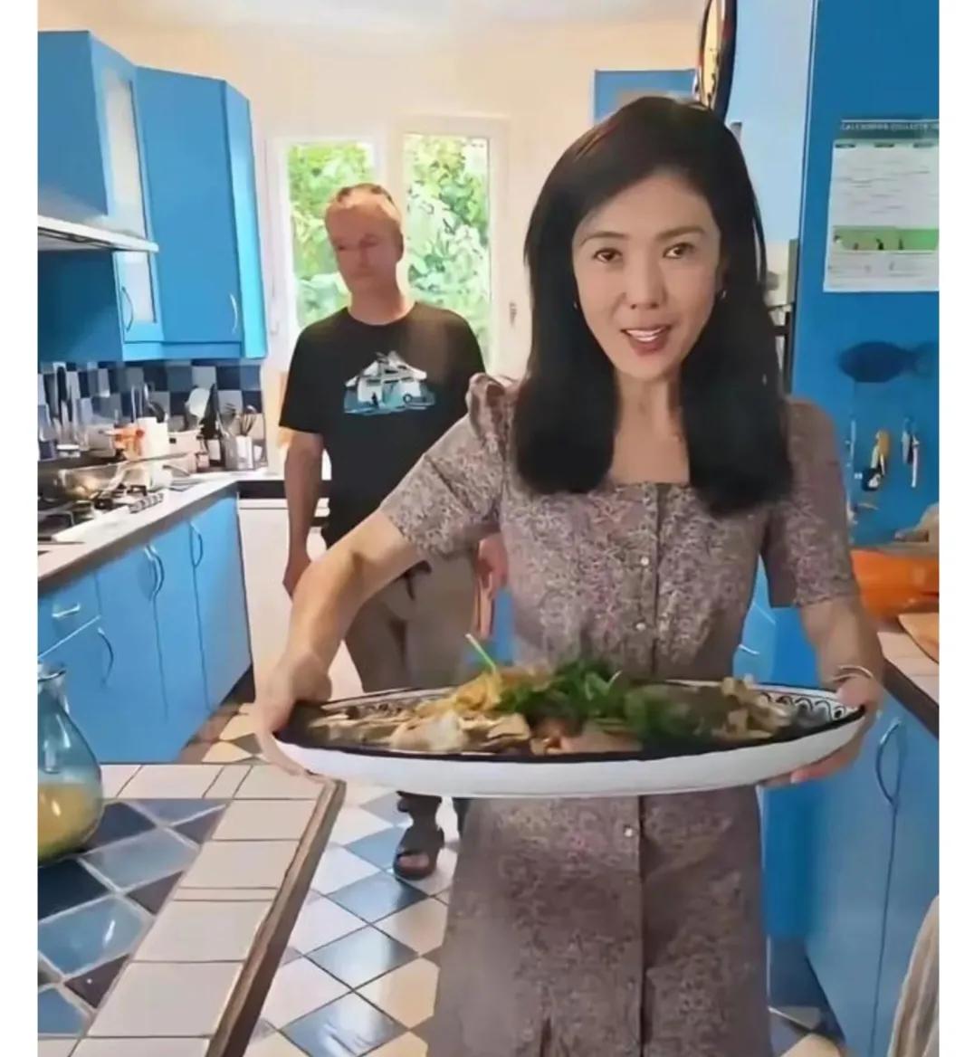 苏芒到了国外有两副面孔。在国内的时候，她曾经对助理了，才35岁就生育焦虑了，那是