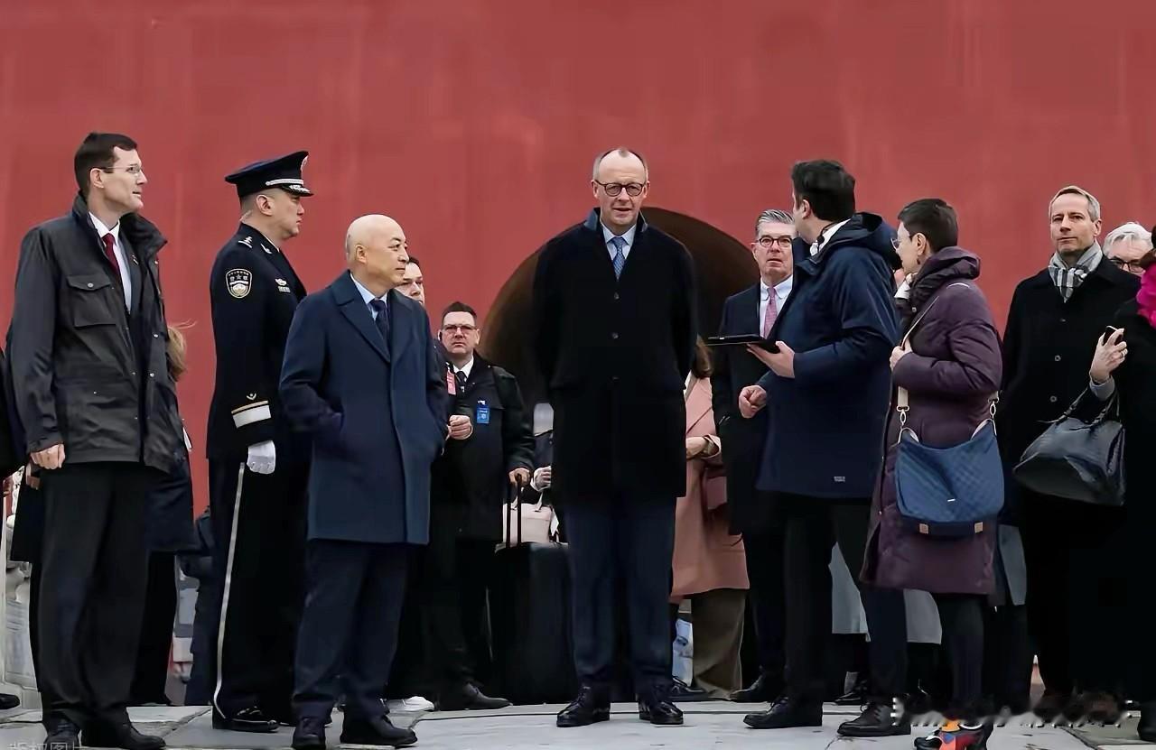 大家注意到没？默茨在国宴后变了个人！今天故宫游玩时的神态，那叫一个