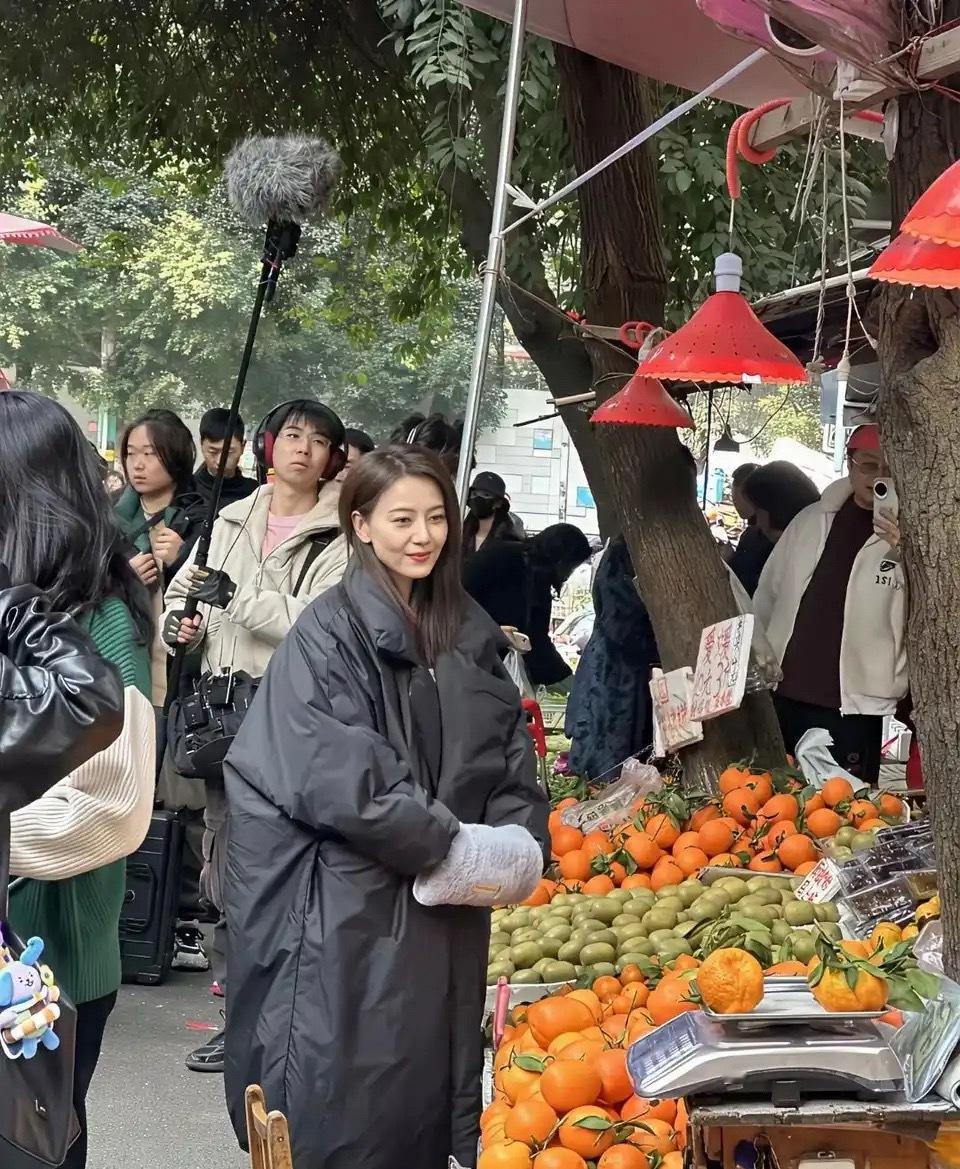 原生镜头下的高圆圆也老了！皮肤发黄又松弛，法令纹和嘴角纹都很明显