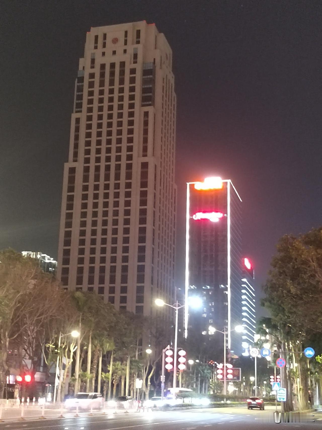 街拍到湛江市经开区人民大道中龙潮村路段的夜景，上面三图是除夕夜拍摄到的夜景，下面