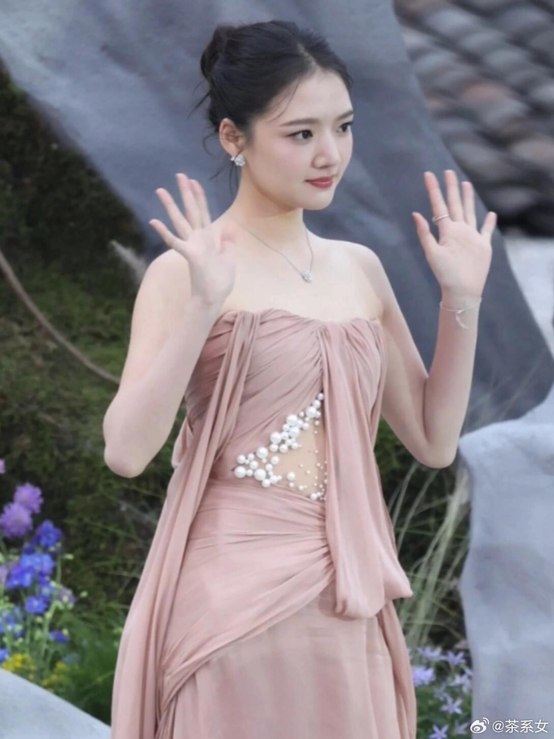 好勇敢的贴头皮红毯造型，任敏和很多网红一样，太依赖氛围感了。