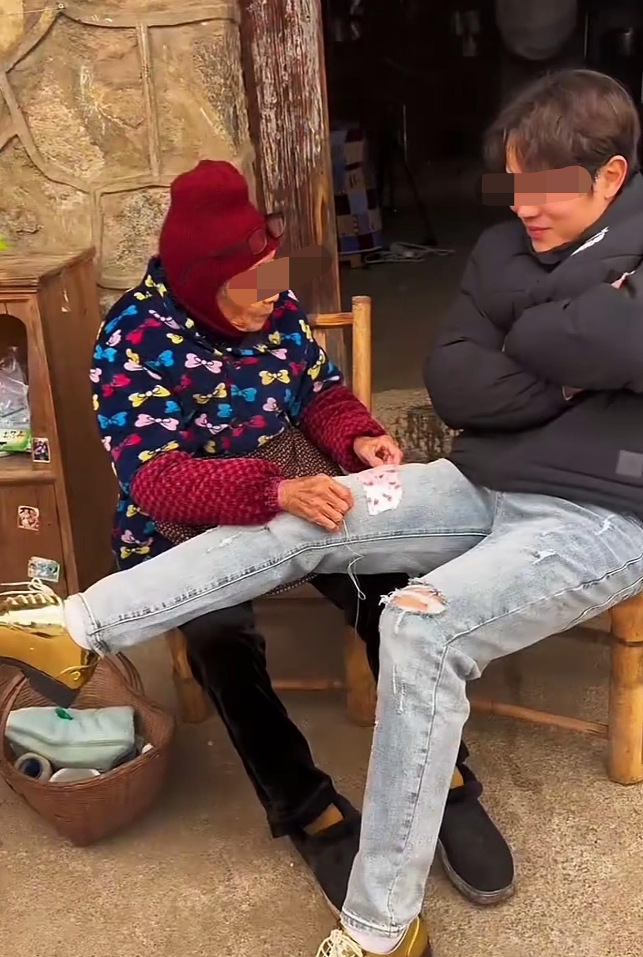 弄了这么一条破裤子，奶奶缝半天，累死了[笑着哭][笑着哭][笑着哭]