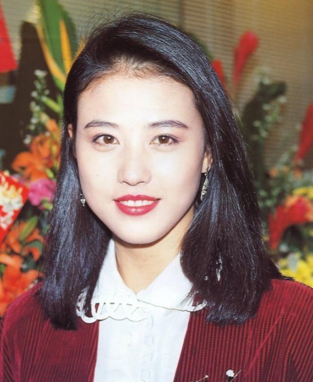 1990年，吕良伟父亲大骂：“你老婆周海媚天天睡到12点，这么懒的女人，也不伺候