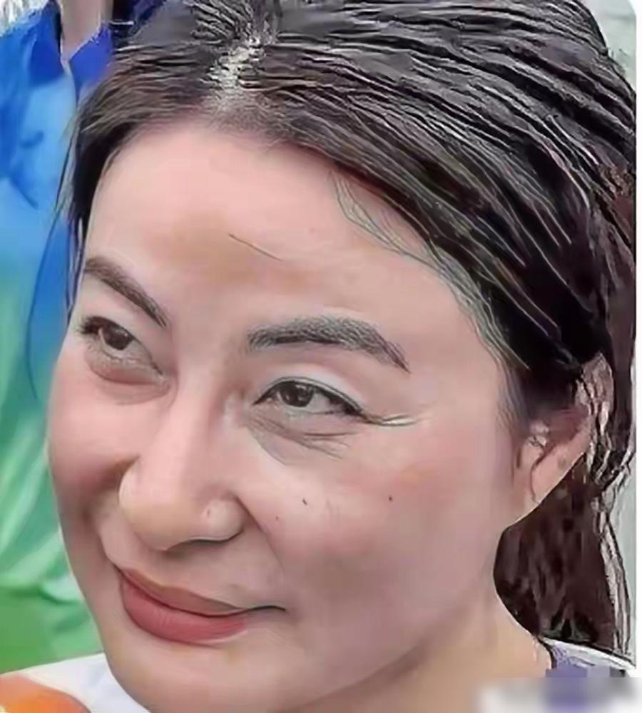 刚因代言翻车遭骂，44岁郭晶晶素颜背爱马仕居然直接封神！前阵子因母婴品牌代言