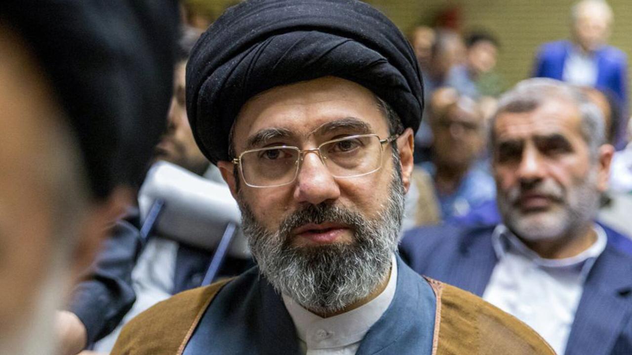 15艘美舰堵家门口，伊朗为啥不炸海峡反而主动开门？这步棋比导弹还狠 美军15