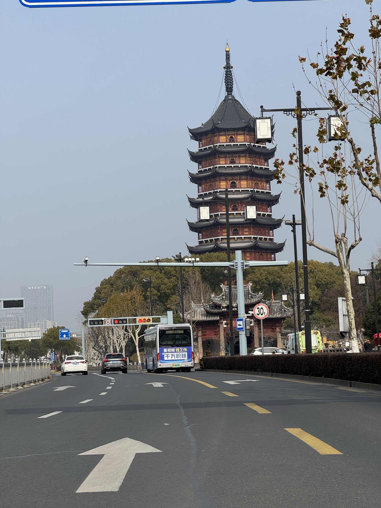 今日分享随手拍照片苏州老城区、小时候的地标建筑，《北寺塔》。