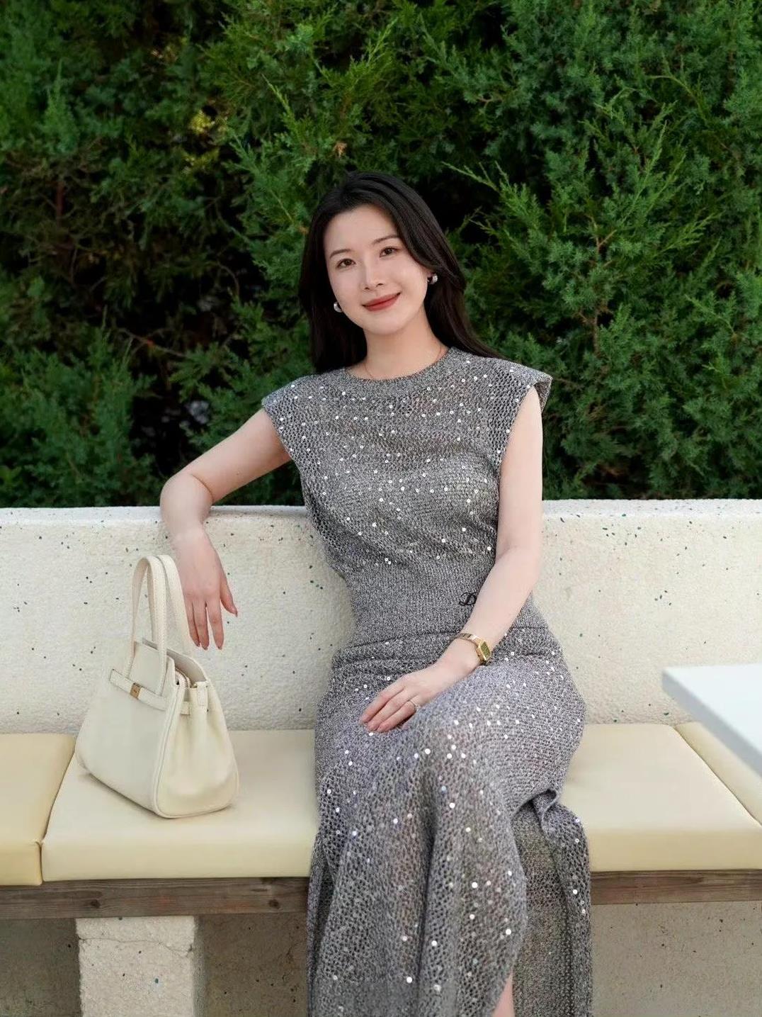 在城市的角落中漫步，感受着建筑与自然的交融。每一步都是对生活的探索，每一处风景都