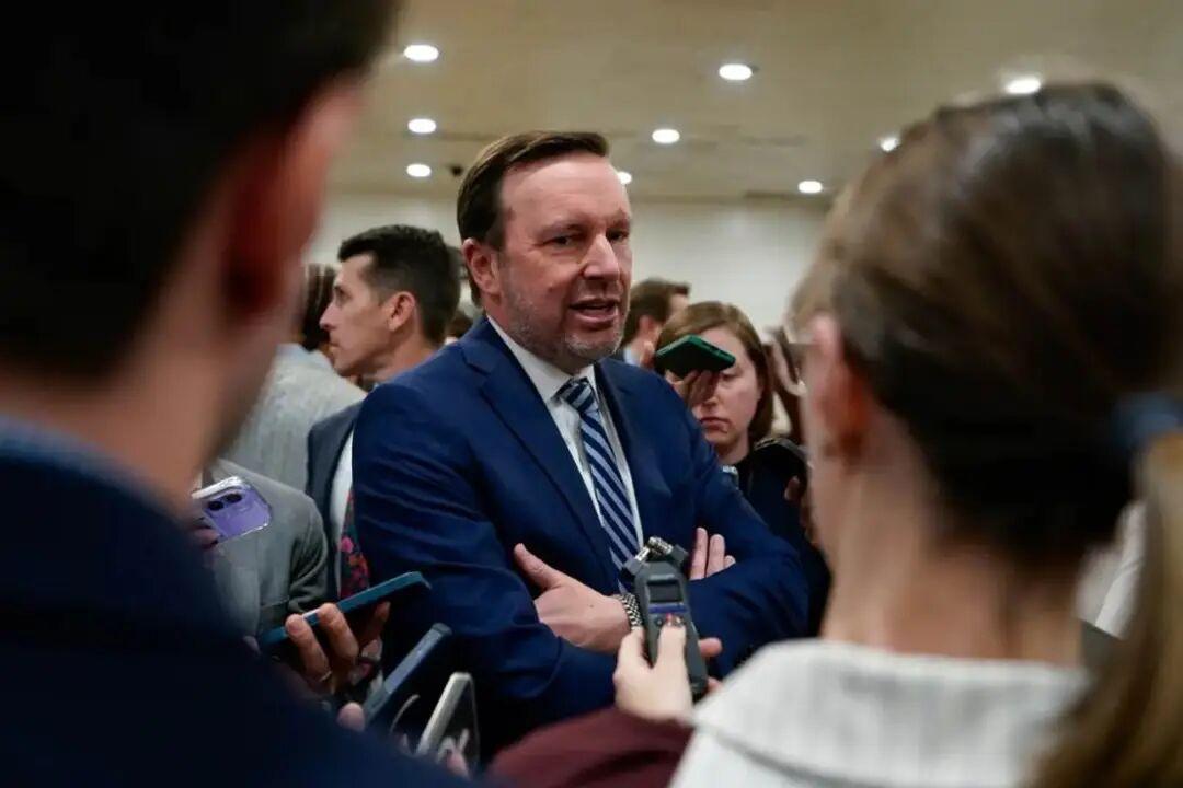 据Semafor披露，四名民主党进步派参议员正敦促同僚迅速转向“经济民粹主义”路