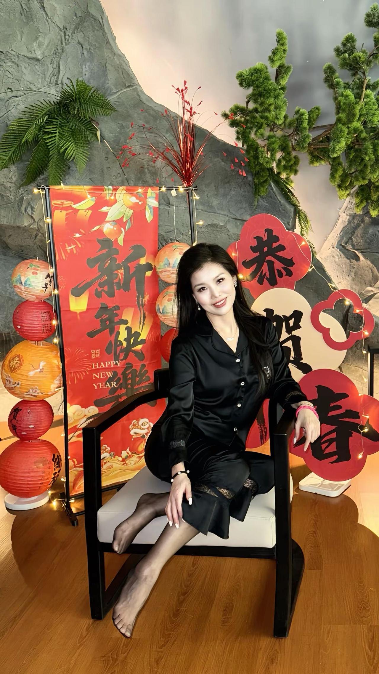 瑞马迎春万事亨通，五路财神财气盈门瑞马踏春来，财神进门开！左手抓正财，右手