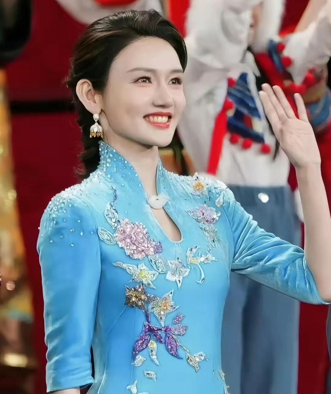 我问我老公，春晚上龙洋翻车那么严重，以后没人敢请她了吧我老公白了我一眼说，你想