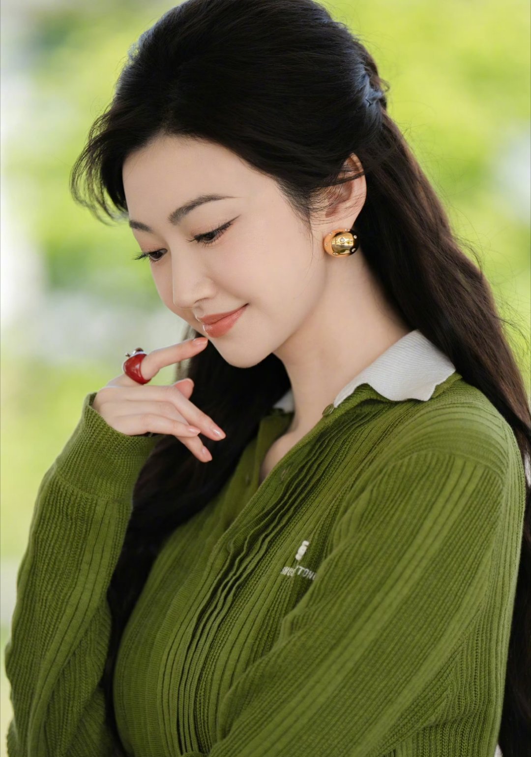 现在的内娱审美越来越趋向于精致、完美甚至带有攻击性，而景甜早期的那种“澳白缎光”