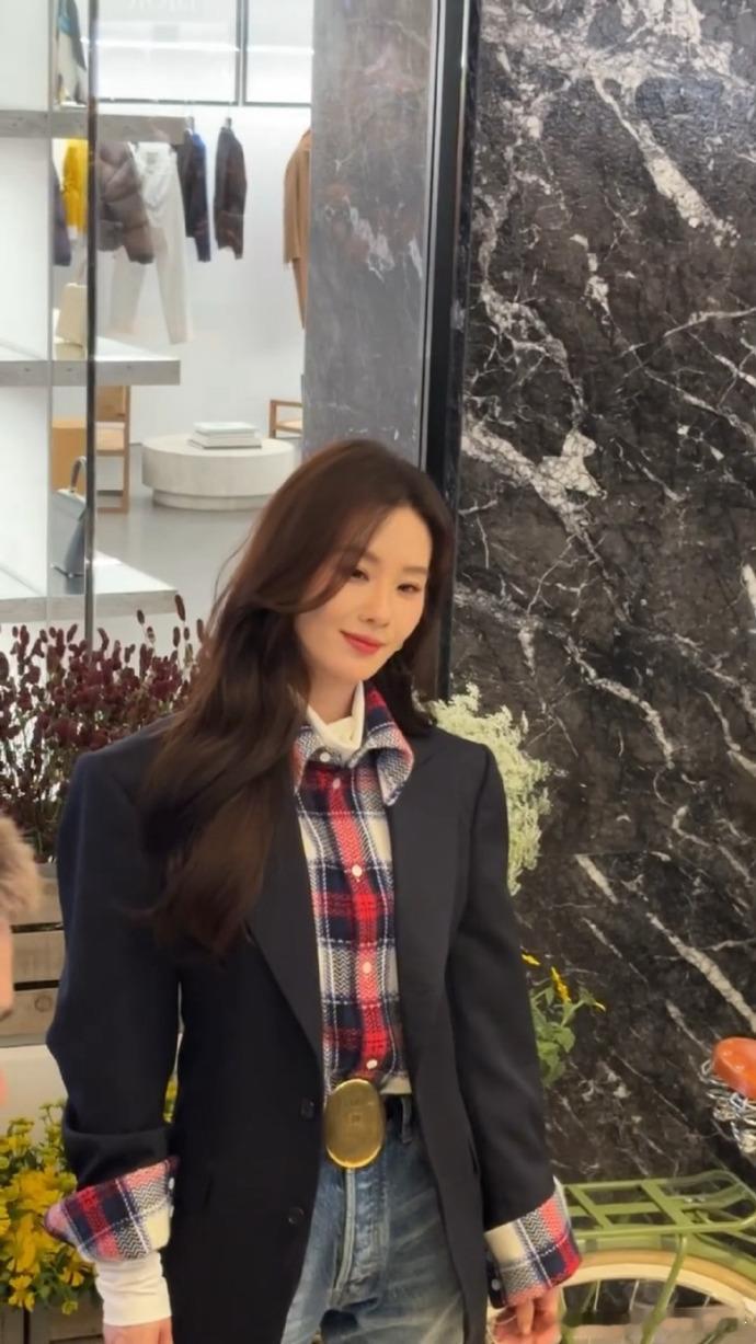 霸气与温柔并存！刘诗诗西装造型干练吸睛，歪头笑瞬间甜度飙升，“老公姐”魅力爆棚