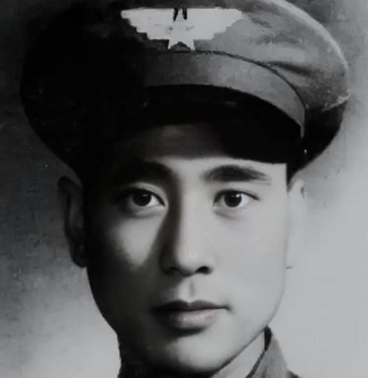 1949年，一架飞机在解放区坠毁，飞行员主动向解放军投降，还指了指舱门，说：“这