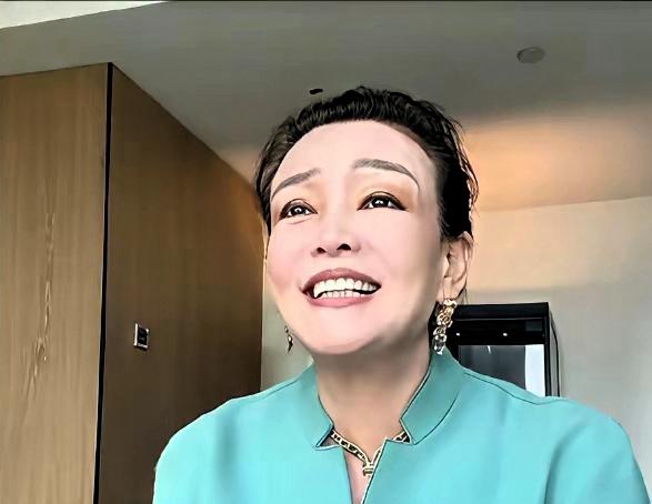 兰姐元宵节亲情暖意兰姐这次元宵，没去北京，留在了台湾，她觉得家人团聚好，亲情很