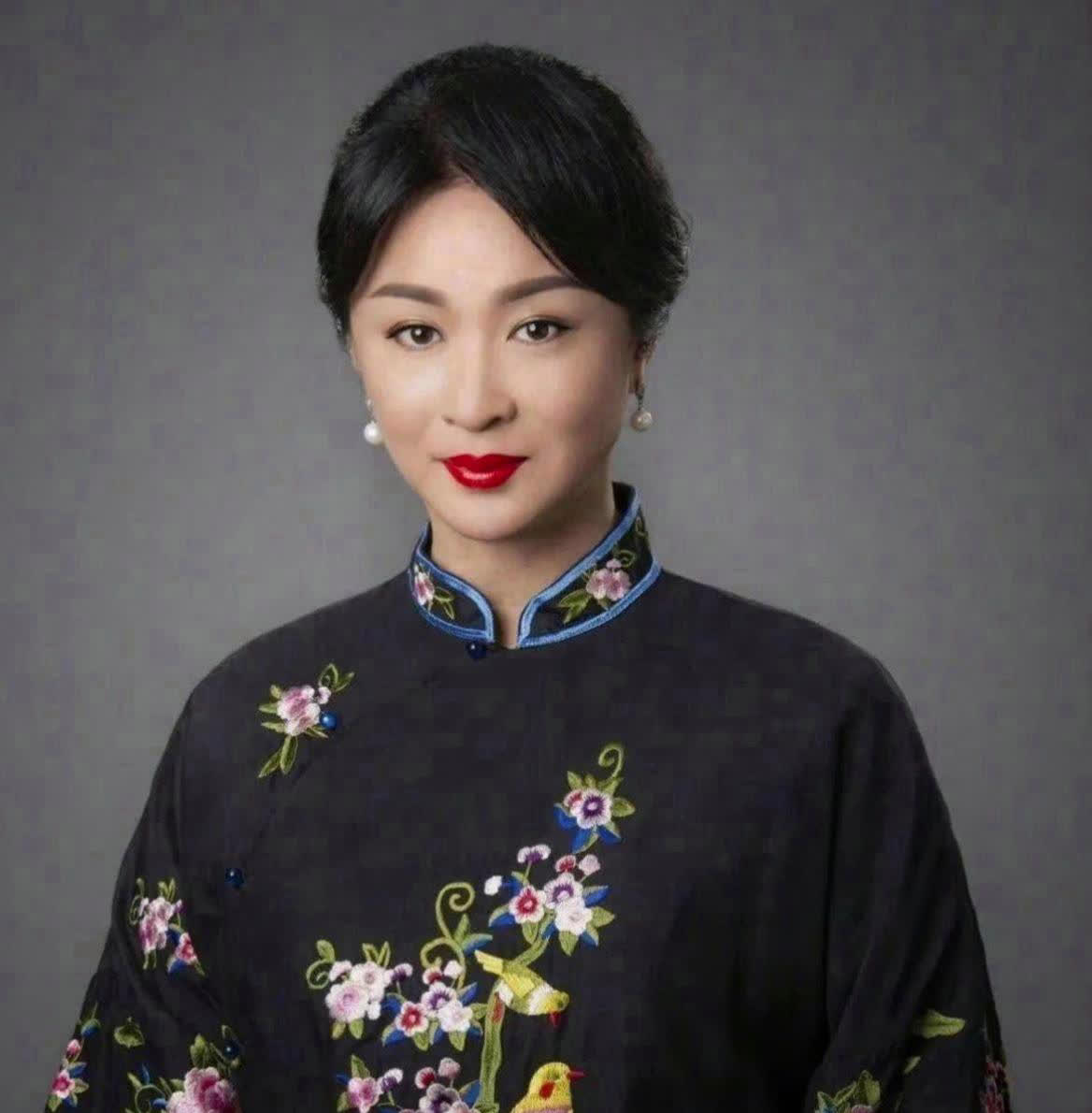 一次节目中，金星说：我是不会买房的，我在上海黄金地段租房，每年100w的租金，每