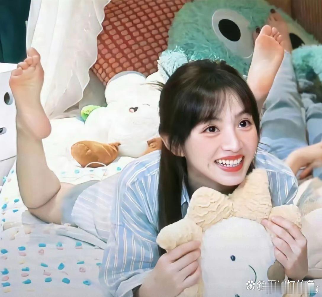 田曦薇连小脚丫都生得精致好看，细节里全是少女感～