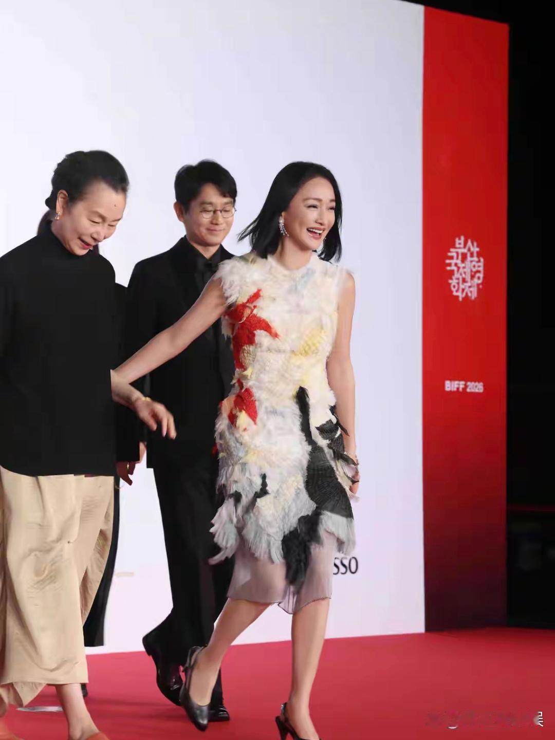 前阵子还有周迅满头白发的路透流出，没想到这次现身釜山国际电影节，状态焕然一新，神采飞扬，气场十足。​