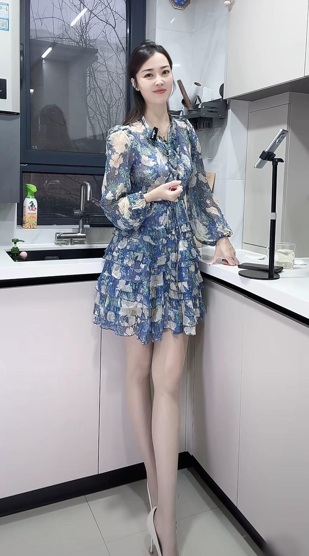 优雅厨房穿搭，蓝花连衣裙搭配高跟鞋，清新自然！🌸👗👠