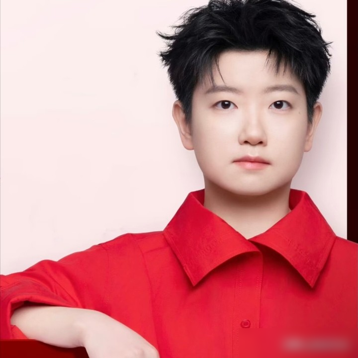 爆冷止步32强，连退四站大赛，所有人都以为孙颖莎撑不住了。脚踝和腰全是劳损旧伤，前一晚发着高烧硬打，