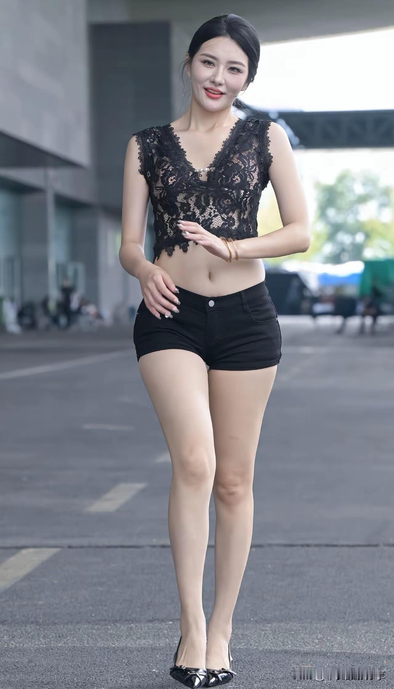 这姑娘的穿搭好有范儿！在你眼里，什么样的女人最漂亮晒晒你手机里随手拍的图片有几