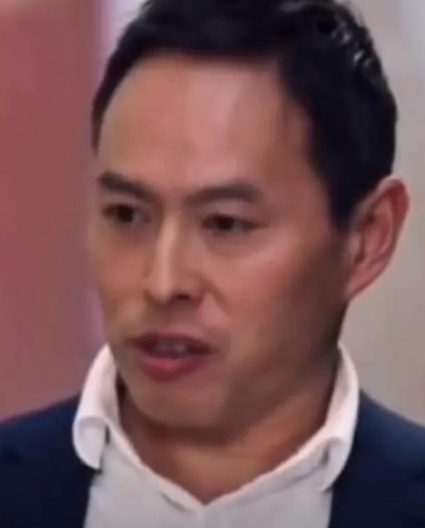 澳大利亚著名的反华教授李约翰，在节目中发表自己的反身观点时，主持人突然对他说，如