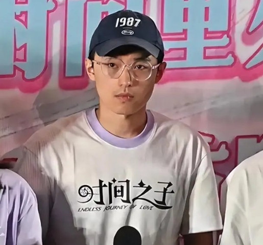 终于看到金靖导演老公真人了，颜值与想象中出入有点大，以前都说是帅哥来着！